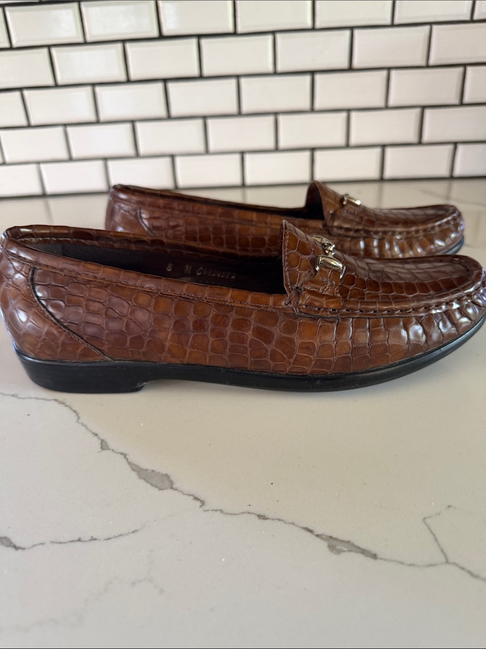 SAS Women's Metro Brown Croc-Embossed Leather Loafers w/Gold Bit, Sz 8 LIKE NEW - Picture 5 of 9